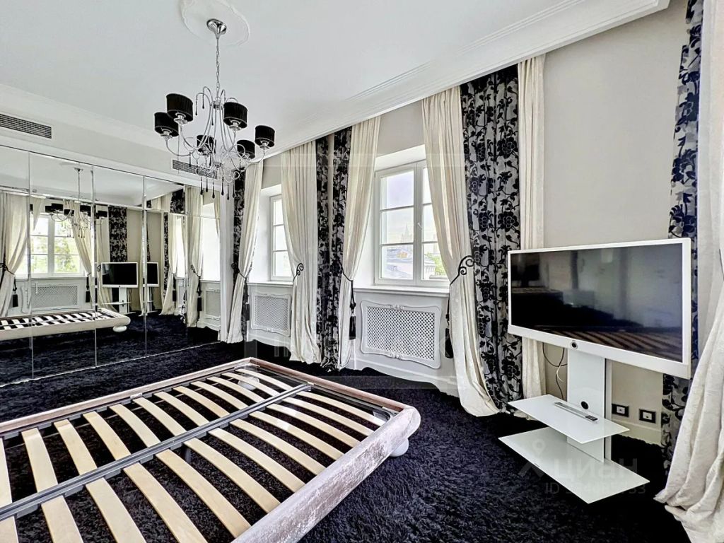 m. Kropotkinskaya: Apartment, 4-rooms