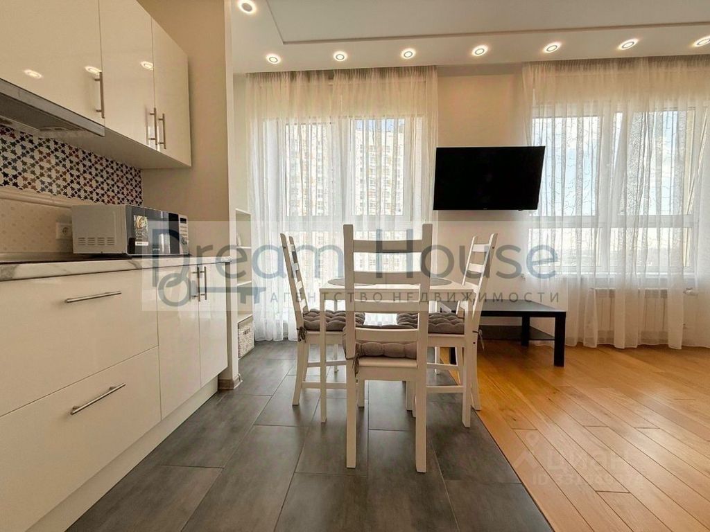 m. Lukhmanovskaya: Apartment, studio
