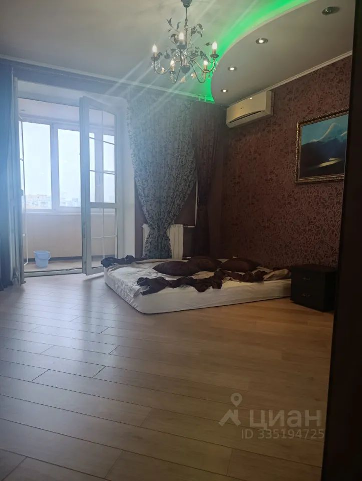 m. Lukhmanovskaya: Apartment, 3-rooms