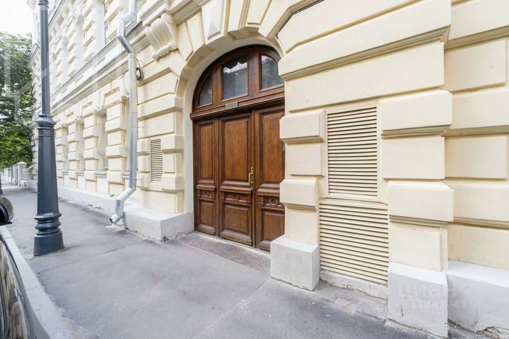 m. Kropotkinskaya: Apartment, 5-rooms