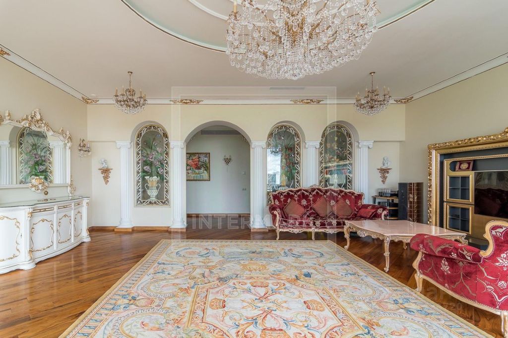 m. Oktyabrskaya: Apartment, 6-rooms