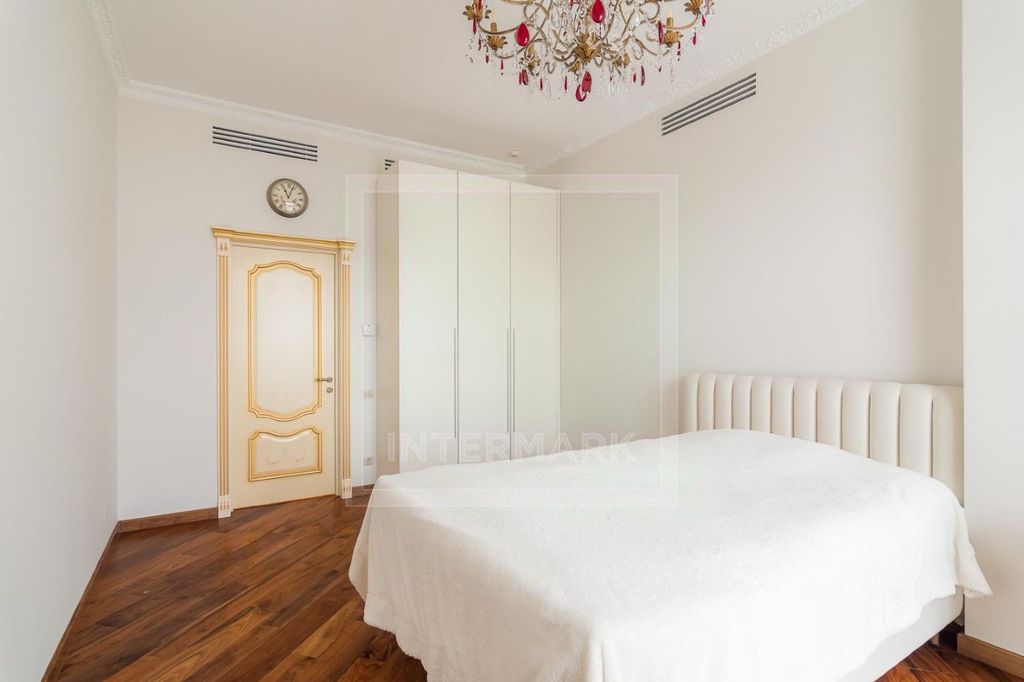 m. Oktyabrskaya: Apartment, 6-rooms