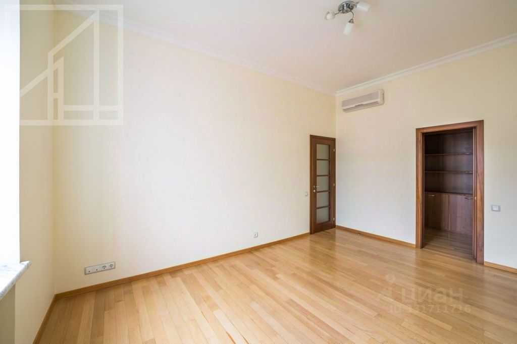 m. Kropotkinskaya: Apartment, 4-rooms