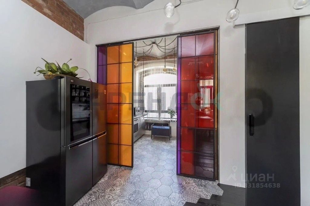 m. Kuznetsky most: Apartment, 3-rooms