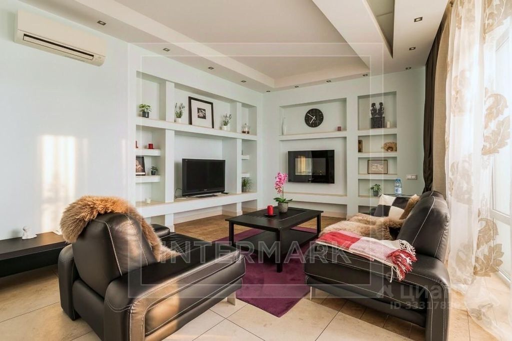 m. Oktyabrskaya: Apartment, 3-rooms