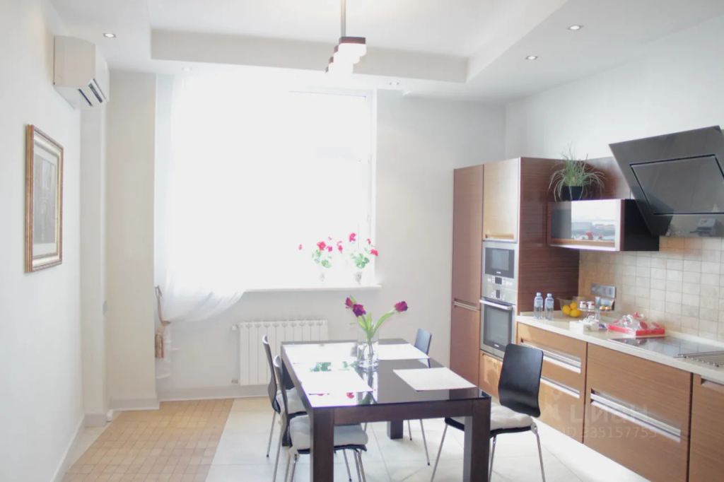 m. Oktyabrskaya: Apartment, 3-rooms