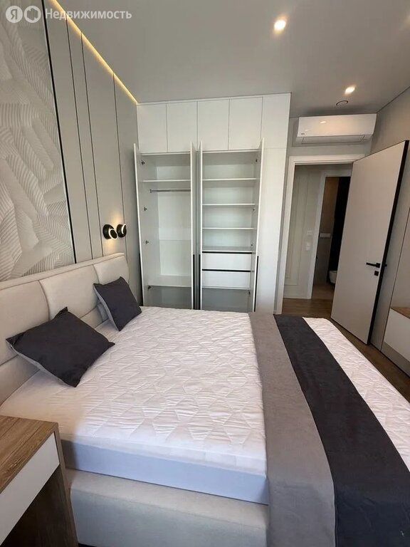 m. ZIL: Apartment, 2-rooms