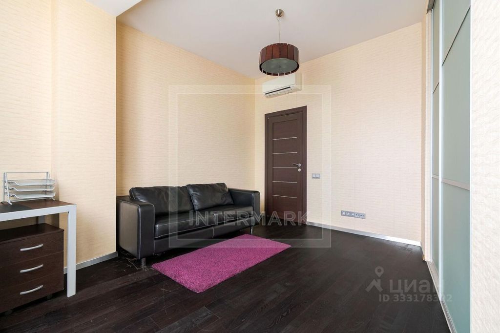 m. Oktyabrskaya: Apartment, 3-rooms