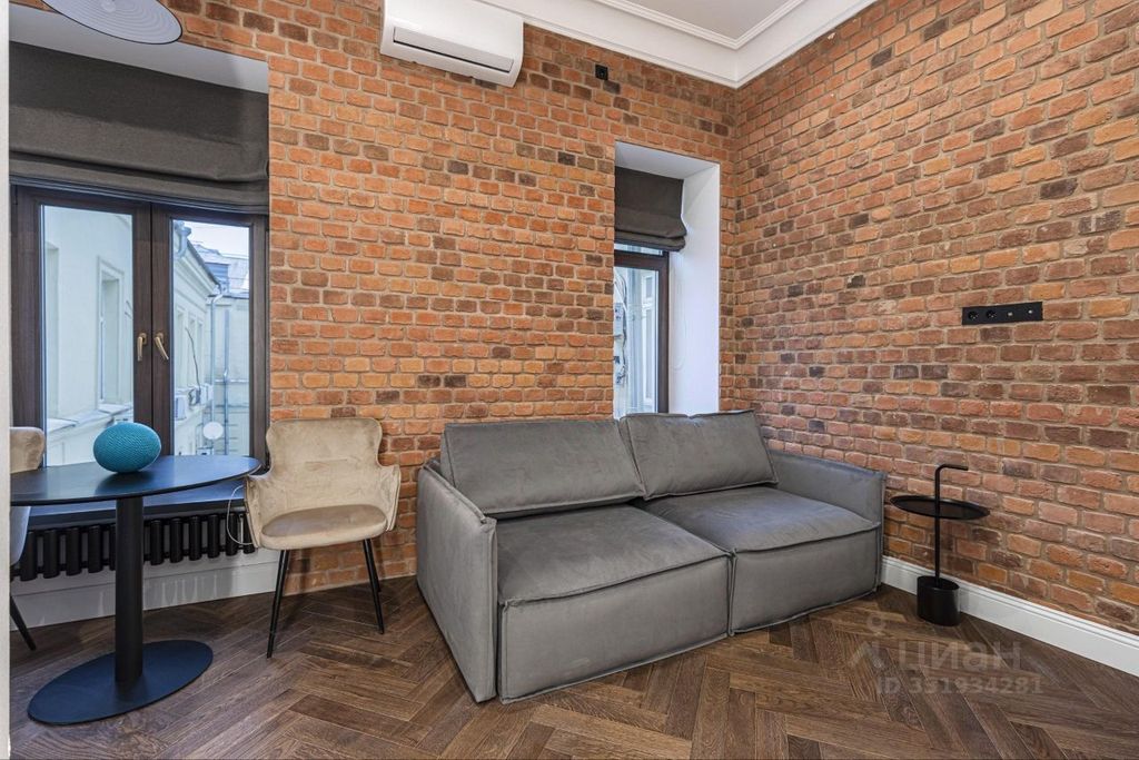 m. Kuznetsky most: Apartment, studio