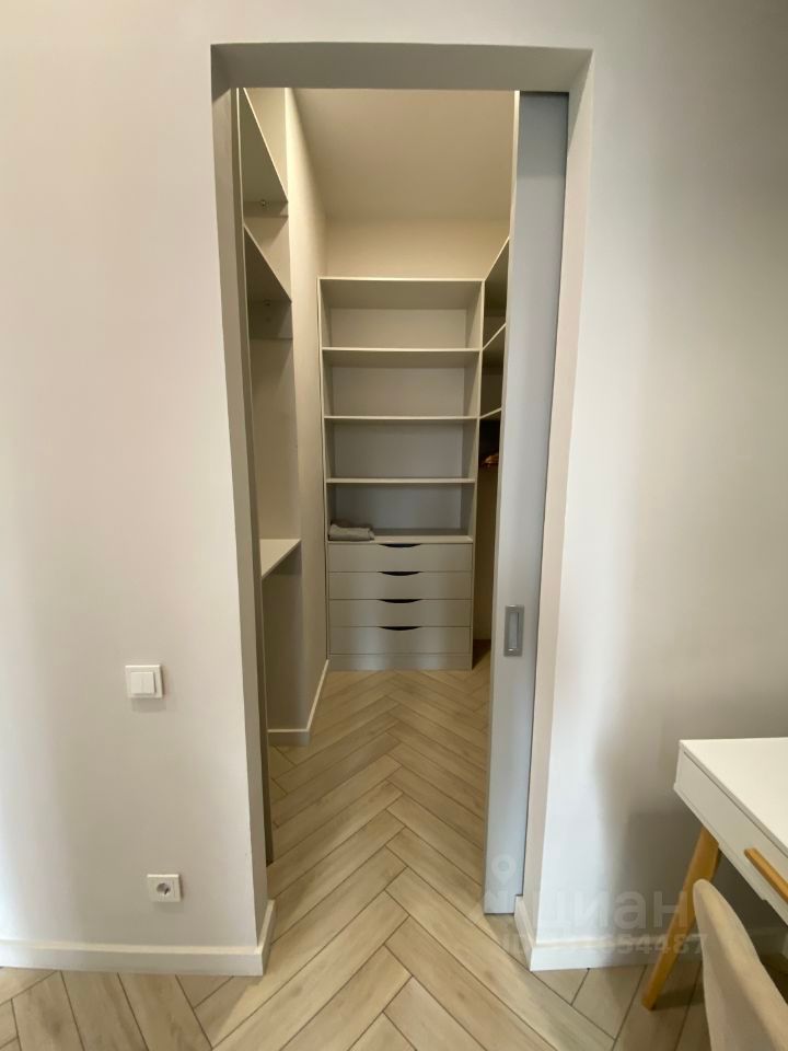 m. ZIL: Apartment, 2-rooms