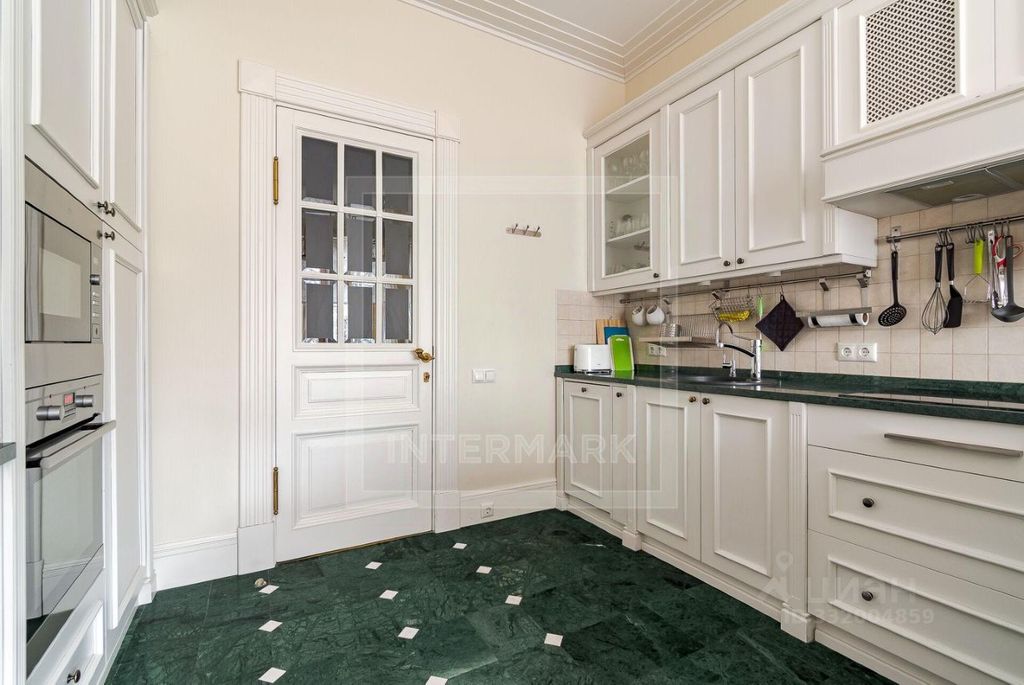 m. Kropotkinskaya: Apartment, 4-rooms