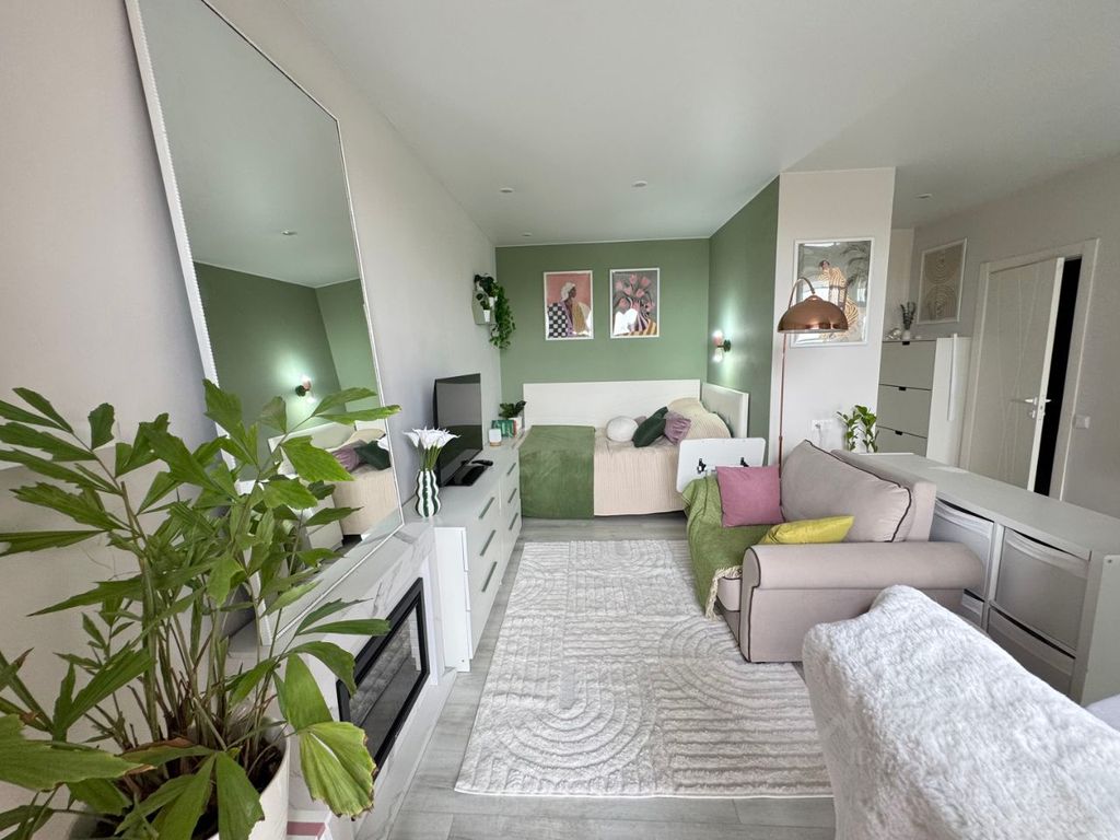 m. Opalikha: Apartment, studio
