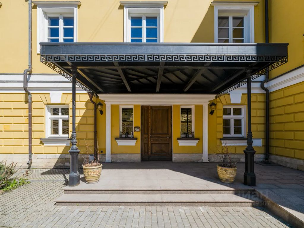 m. Kropotkinskaya: Apartment, 4-rooms