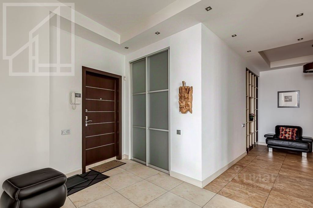 m. Oktyabrskaya: Apartment, 3-rooms