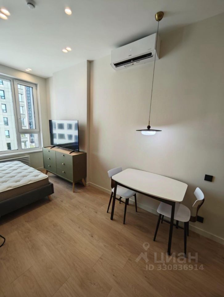 m. Verkhnie Kotly: Apartment, studio