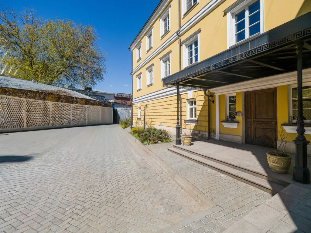 m. Kropotkinskaya: Apartment, 4-rooms