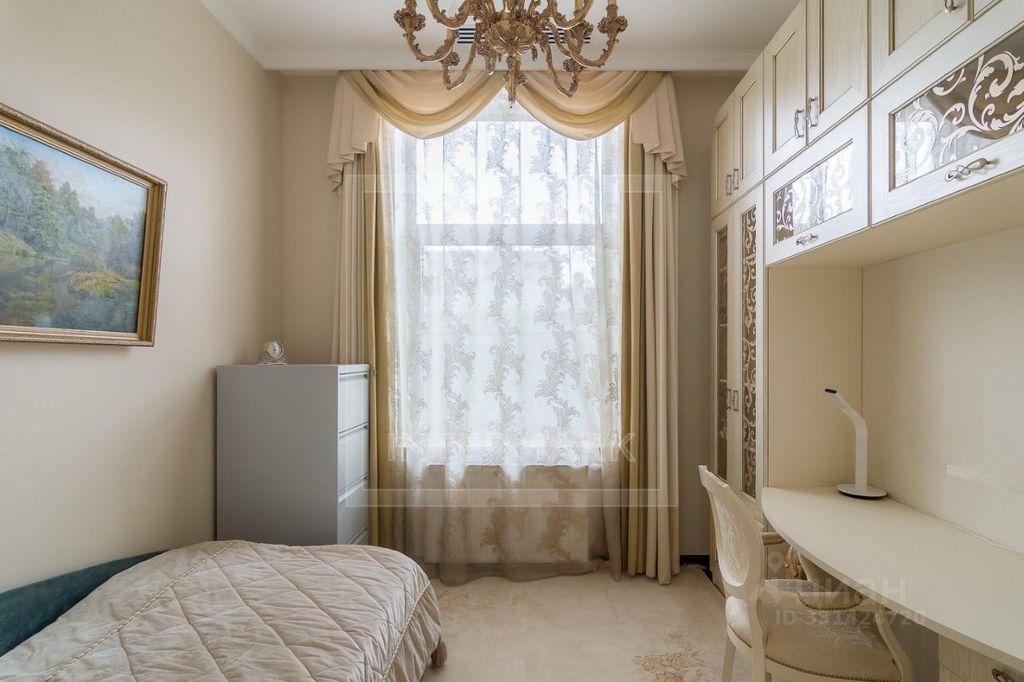m. Oktyabrskaya: Apartment, 6-rooms