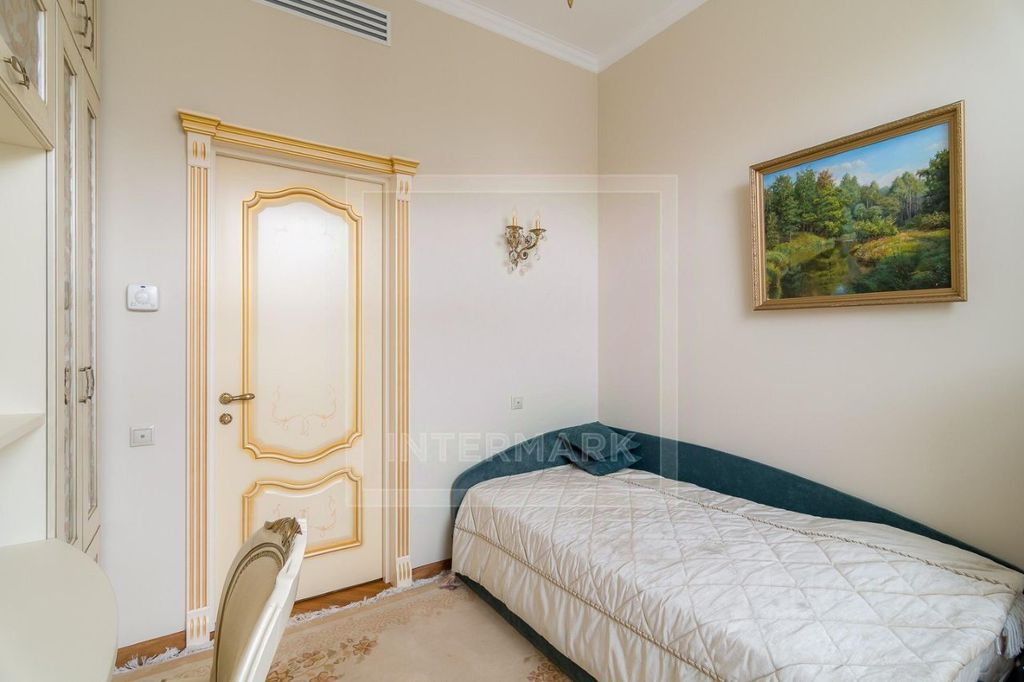 m. Oktyabrskaya: Apartment, 6-rooms