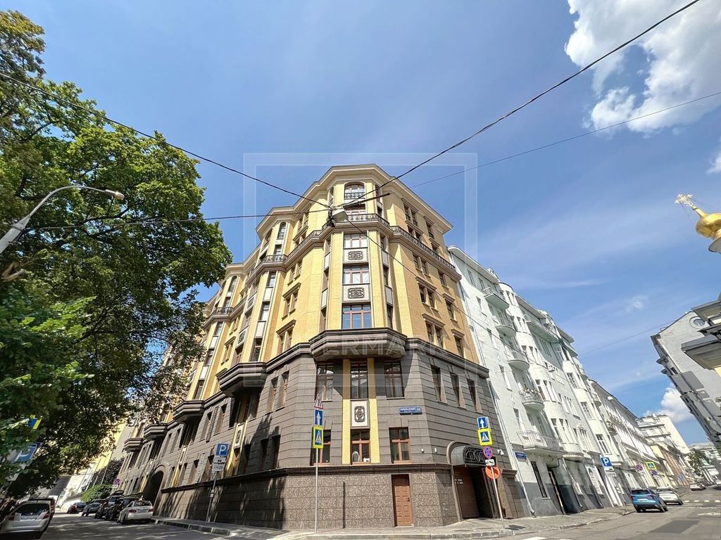m. Kropotkinskaya: Apartment, 4-rooms
