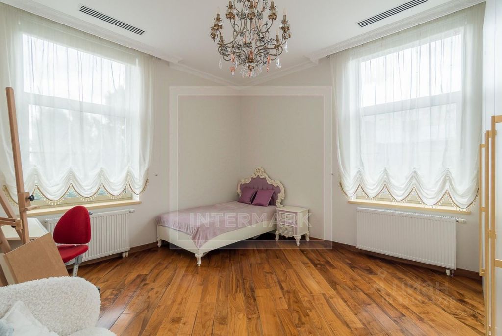 m. Oktyabrskaya: Apartment, 6-rooms