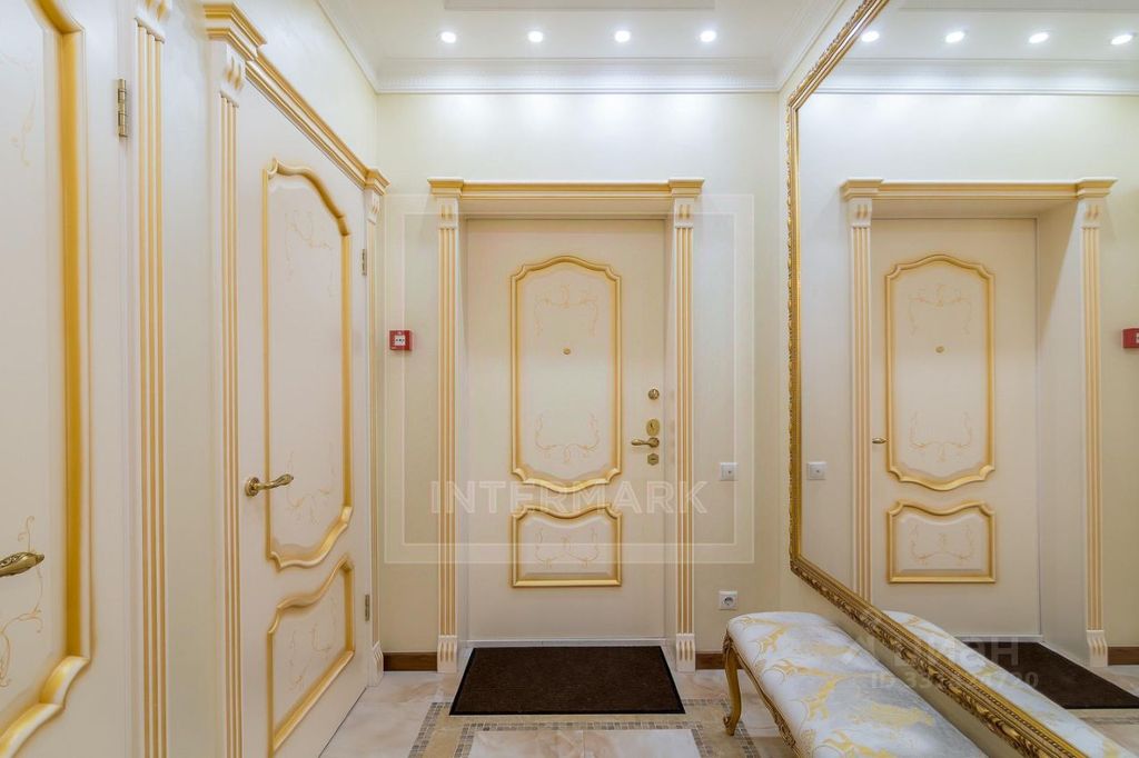 m. Oktyabrskaya: Apartment, 6-rooms