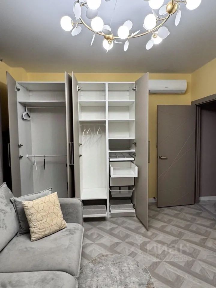 m. ZIL: Apartment, 2-rooms