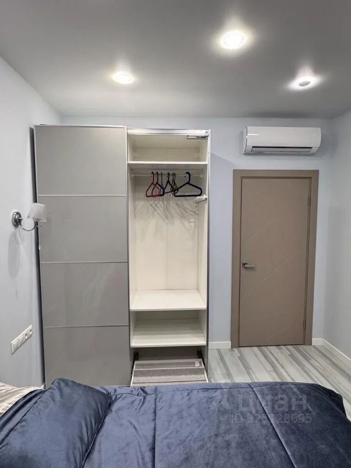 m. ZIL: Apartment, 2-rooms