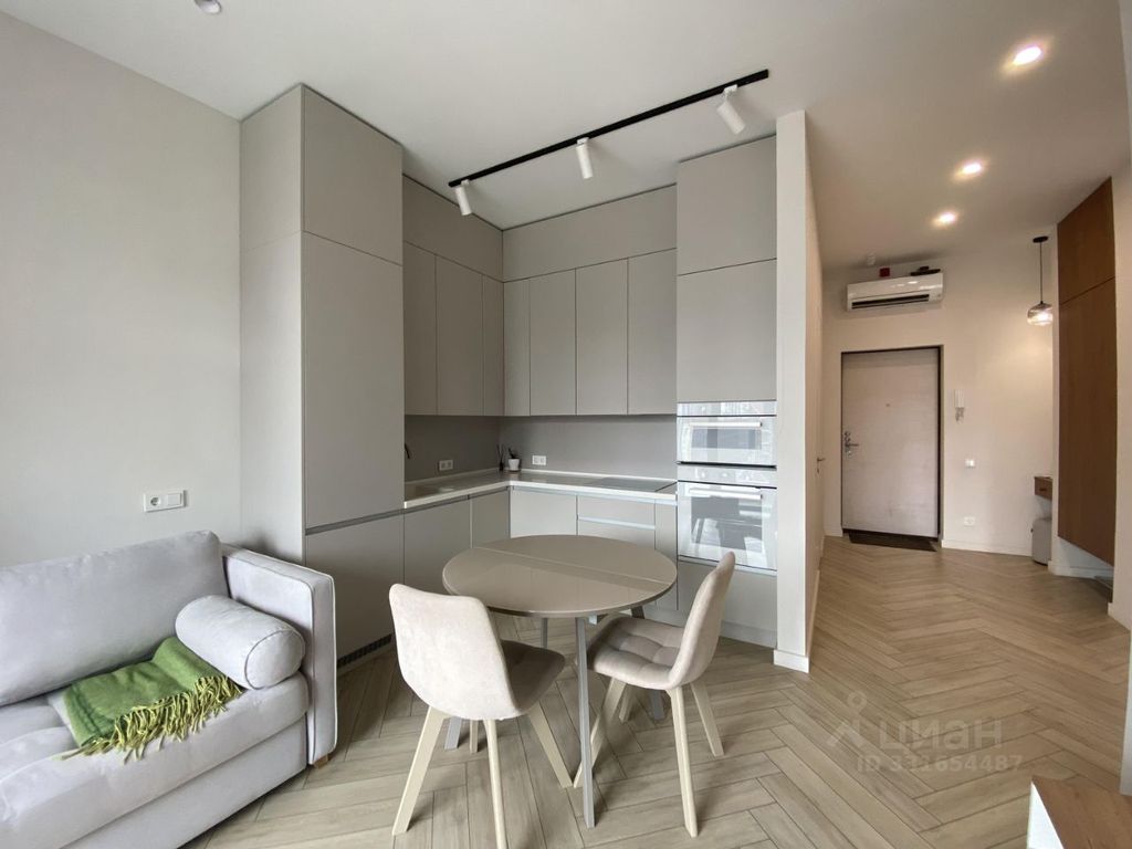 m. ZIL: Apartment, 2-rooms