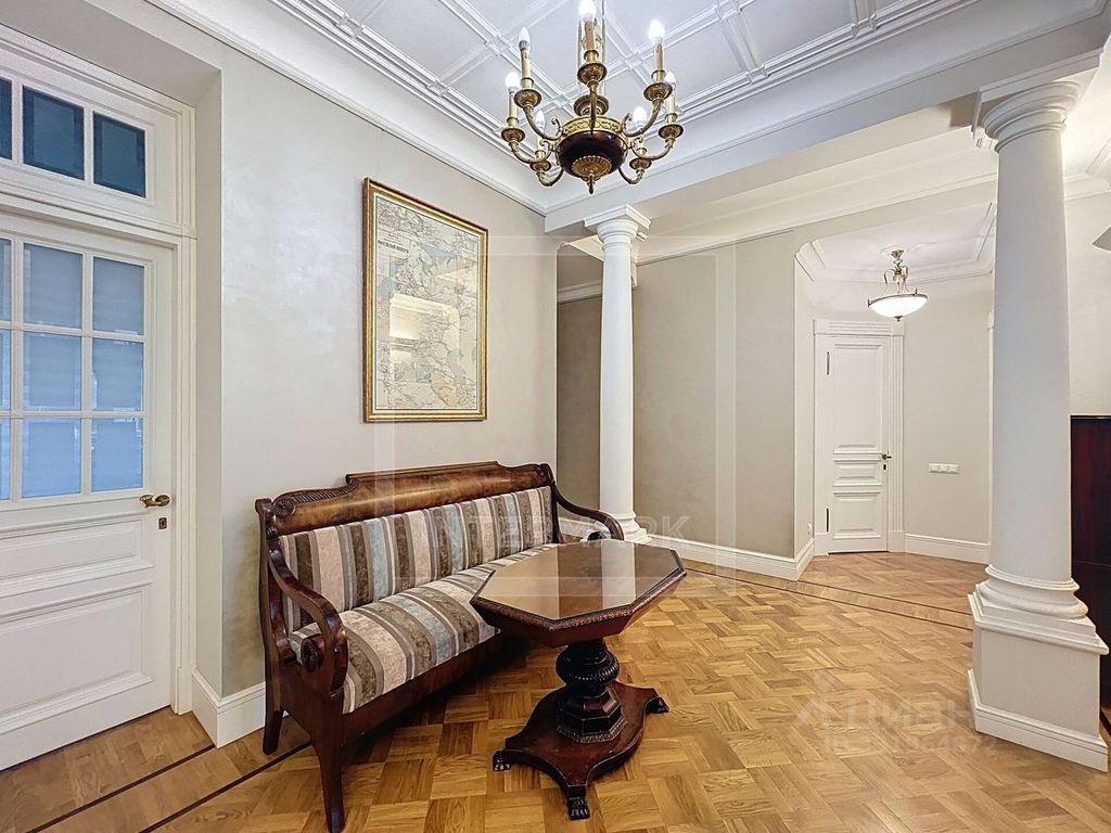 m. Kropotkinskaya: Apartment, 4-rooms