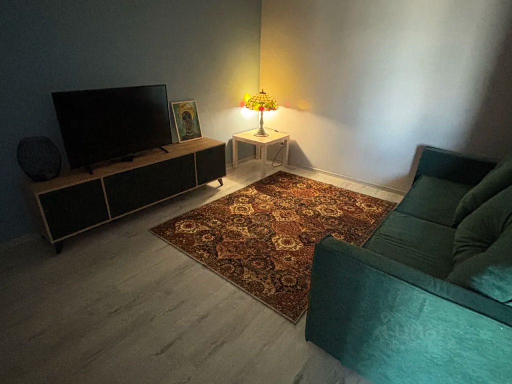 m. Lukhmanovskaya: Apartment, 2-rooms
