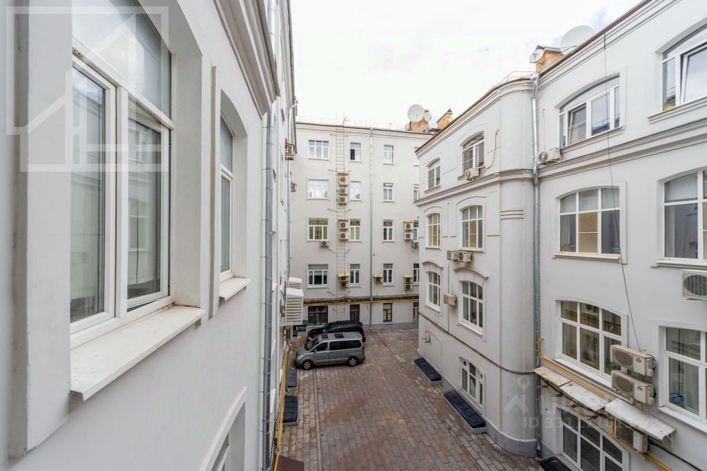 m. Kuznetsky most: Apartment, 3-rooms