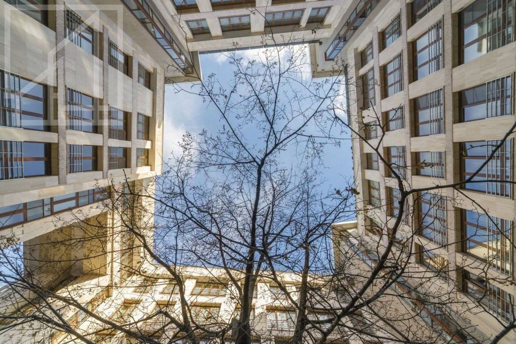 m. Kropotkinskaya: Apartment, 4-rooms