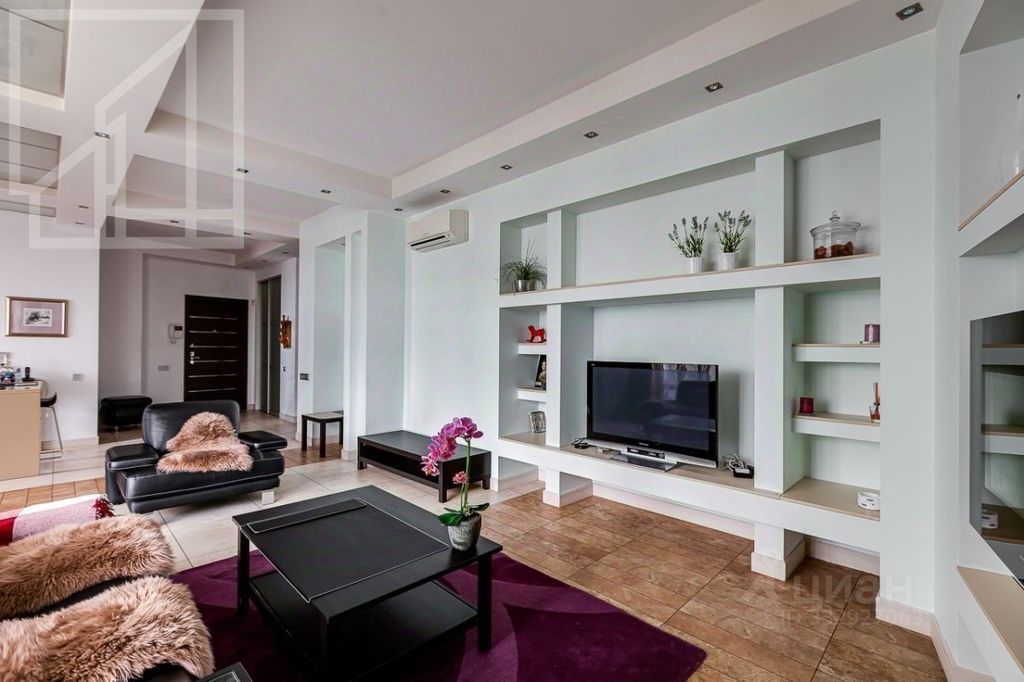 m. Oktyabrskaya: Apartment, 3-rooms