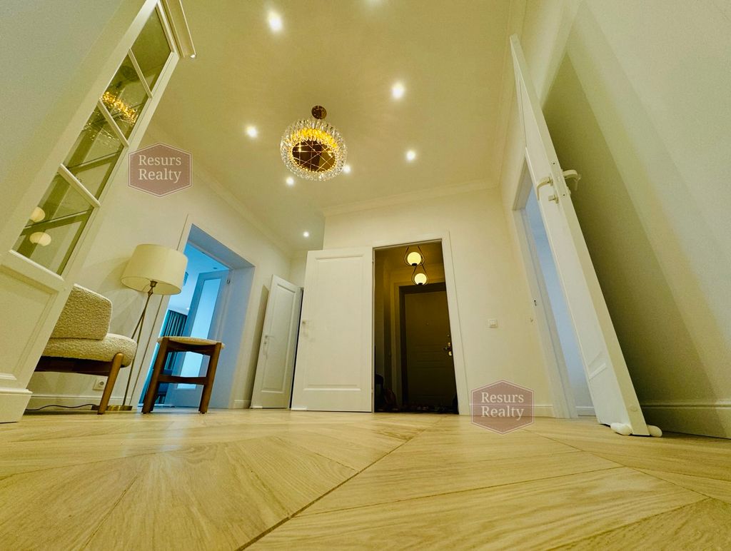 m. Kropotkinskaya: Apartment, 4-rooms