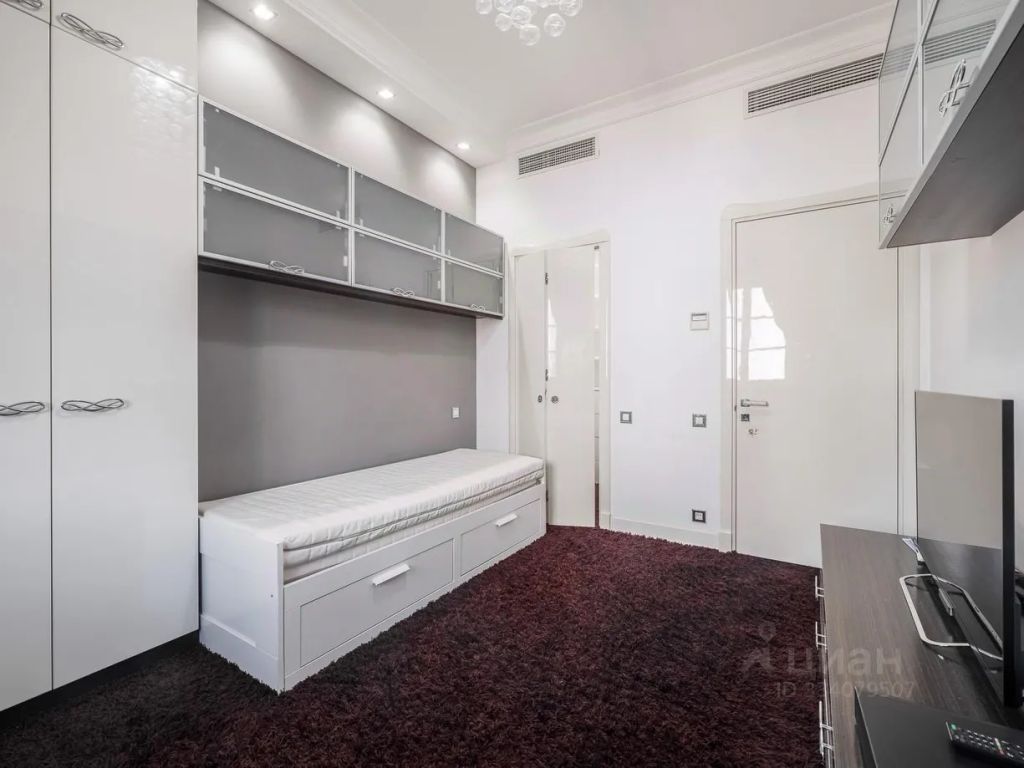m. Kropotkinskaya: Apartment, 4-rooms