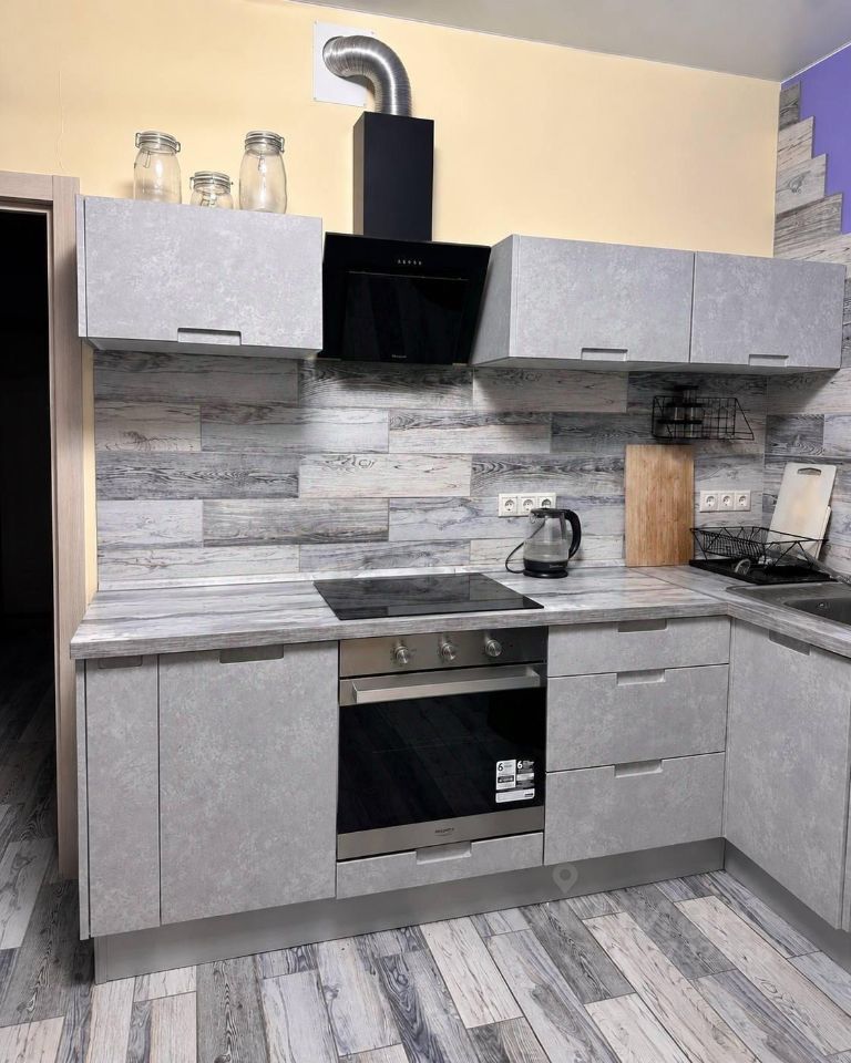 m. Lukhmanovskaya: Apartment, 1-rooms