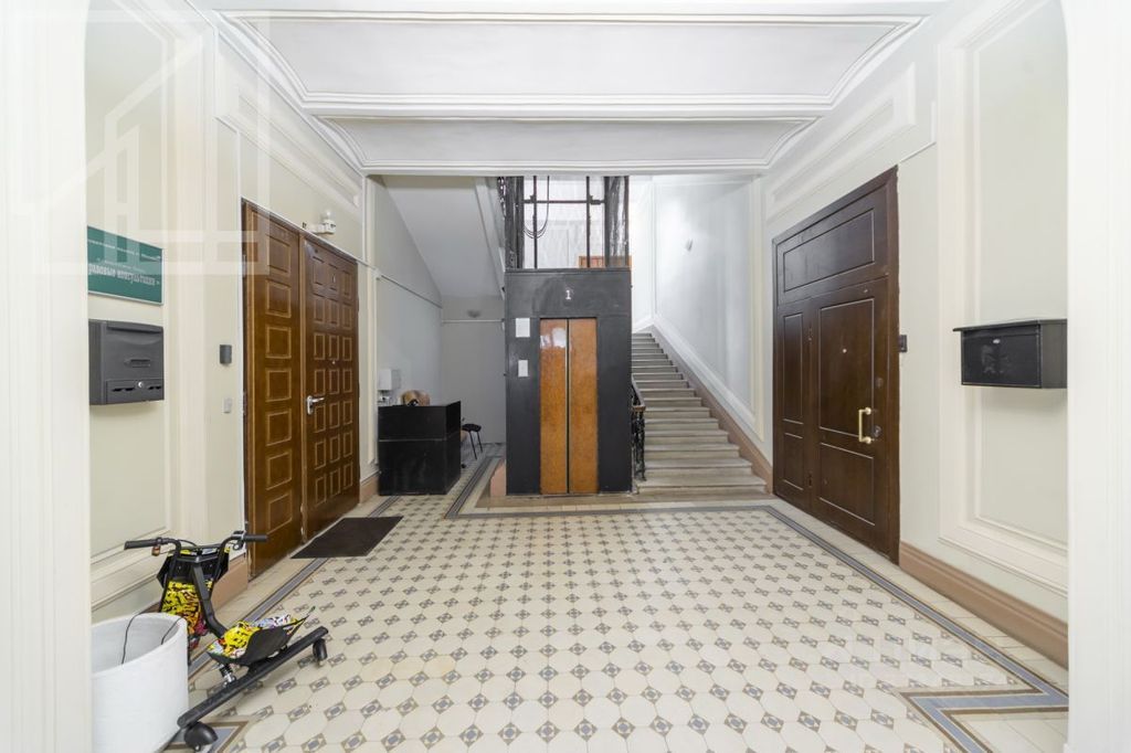 m. Kropotkinskaya: Apartment, 5-rooms