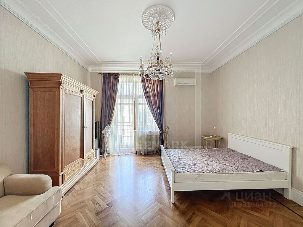 m. Kropotkinskaya: Apartment, 4-rooms