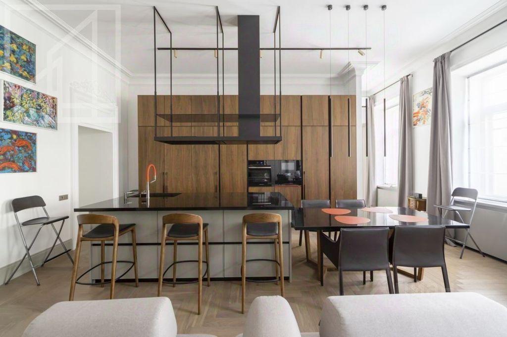 m. Kropotkinskaya: Apartment, 5-rooms