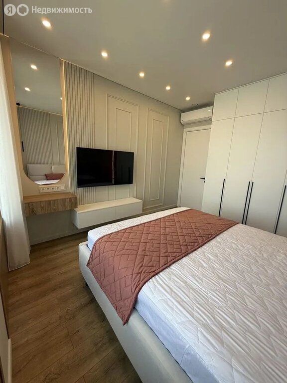 m. ZIL: Apartment, 2-rooms