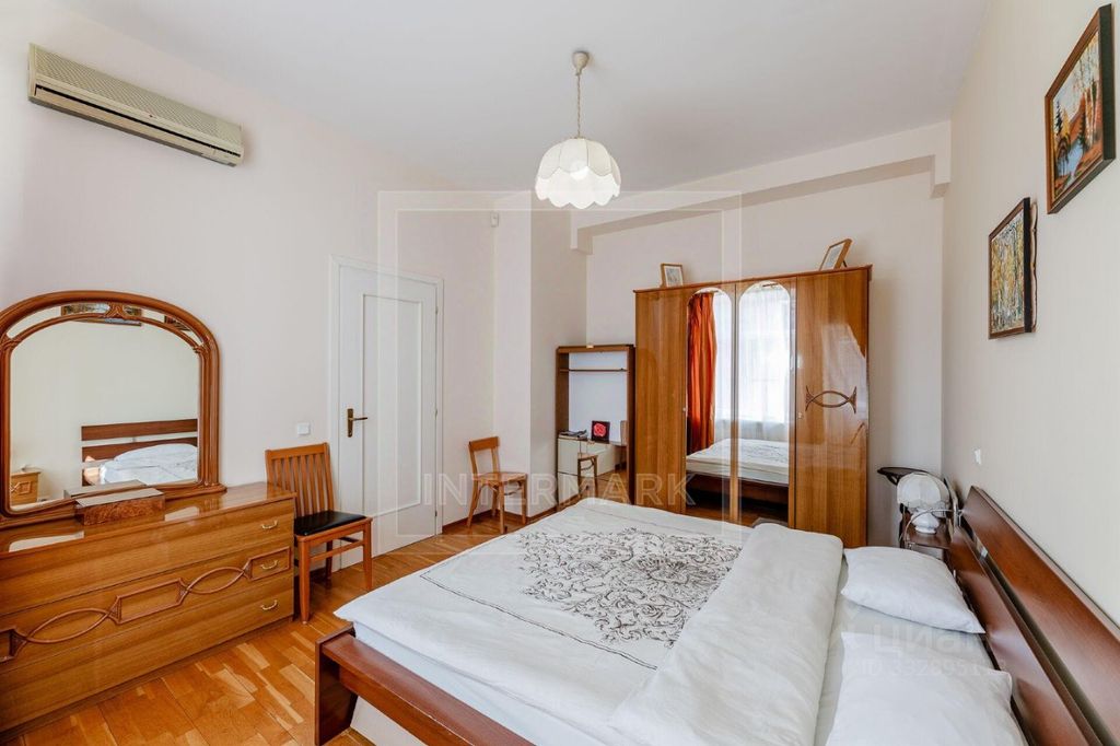 m. Teatralnaya: Apartment, 3-rooms