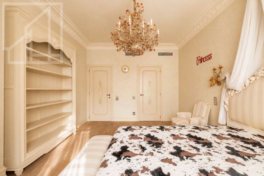 m. Kropotkinskaya: Apartment, 4-rooms