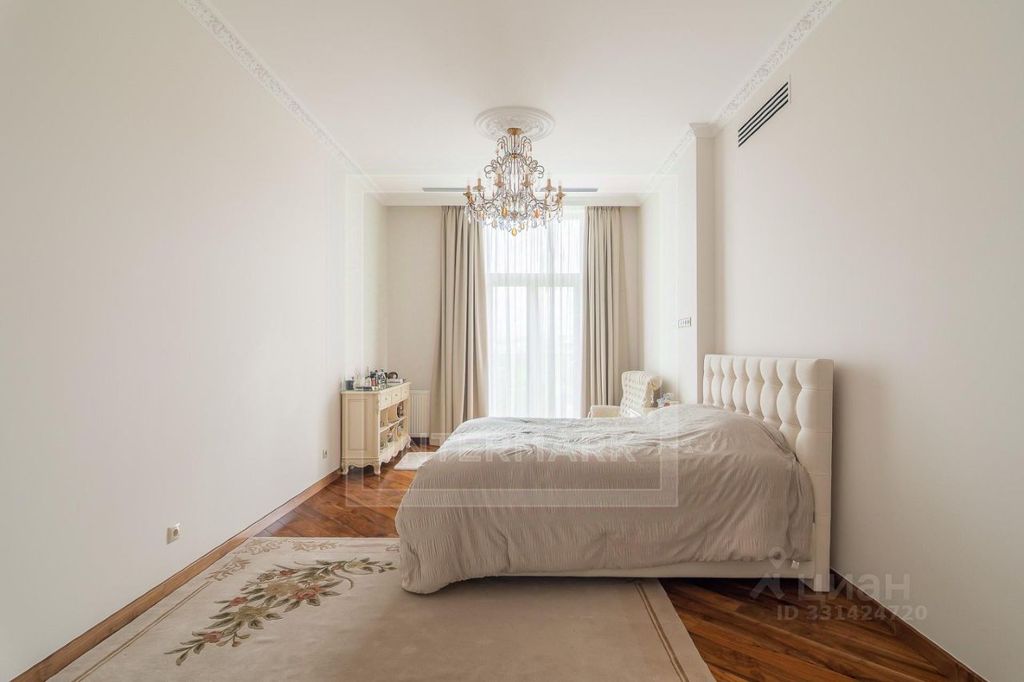 m. Oktyabrskaya: Apartment, 6-rooms