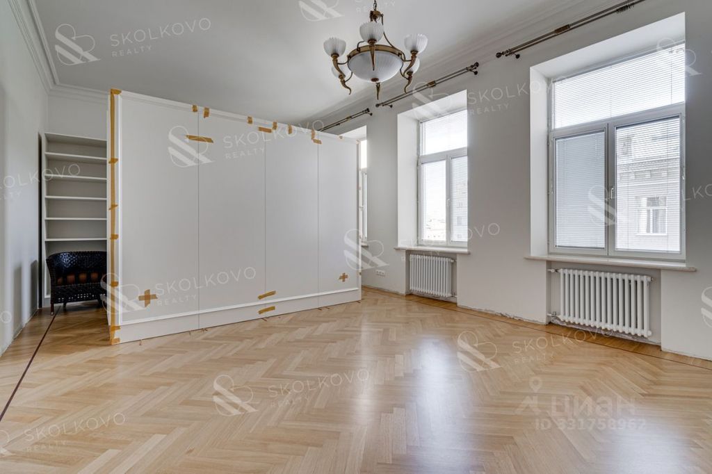 m. Aleksandrovsky sad: Apartment, 6-rooms