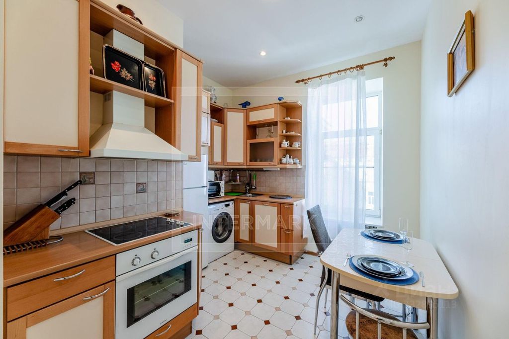 m. Teatralnaya: Apartment, 3-rooms
