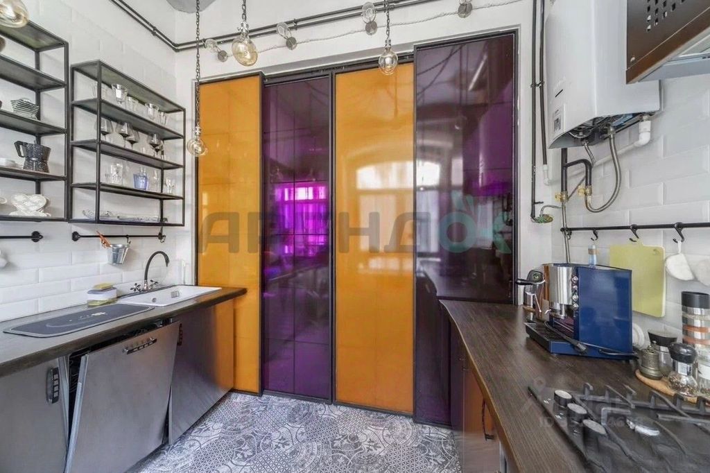 m. Kuznetsky most: Apartment, 3-rooms