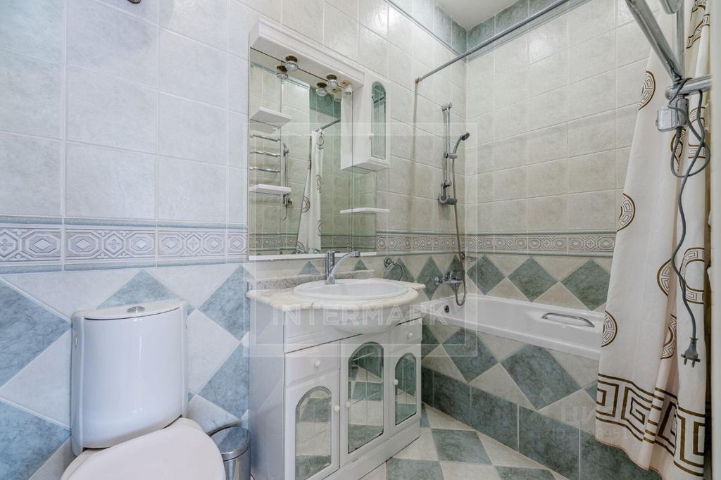 m. Teatralnaya: Apartment, 3-rooms
