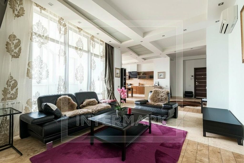 m. Oktyabrskaya: Apartment, 3-rooms