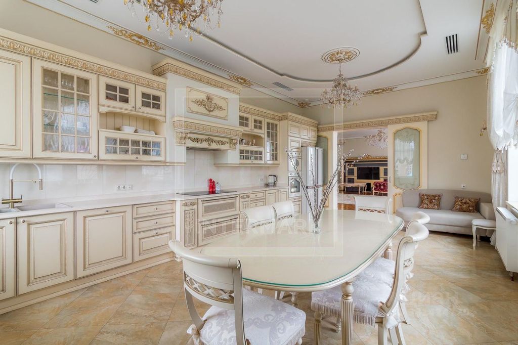 m. Oktyabrskaya: Apartment, 6-rooms