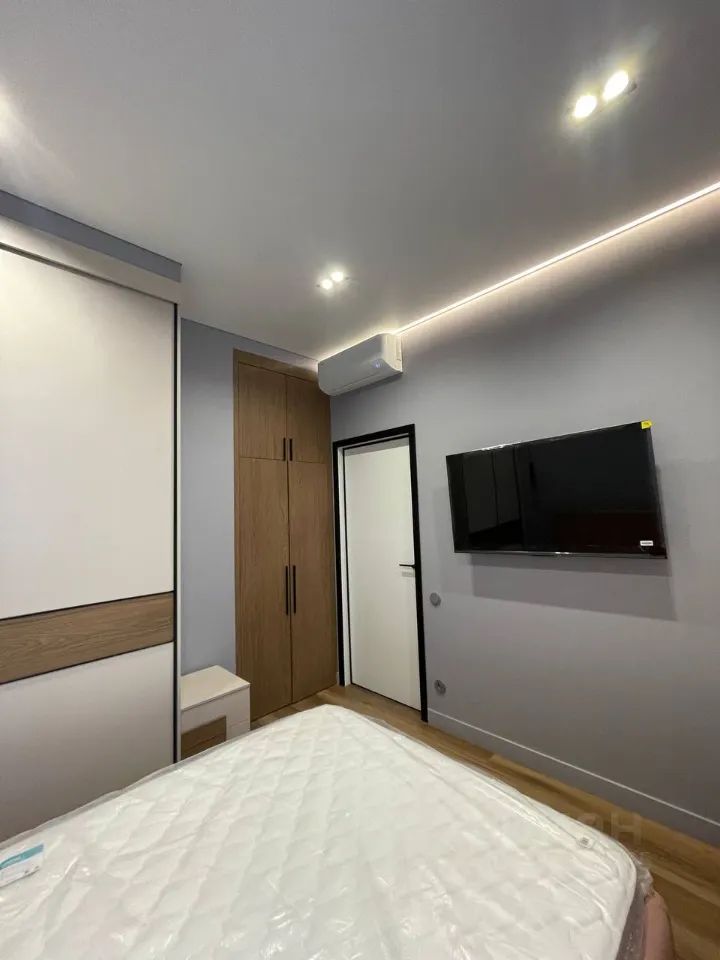 m. ZIL: Apartment, 2-rooms